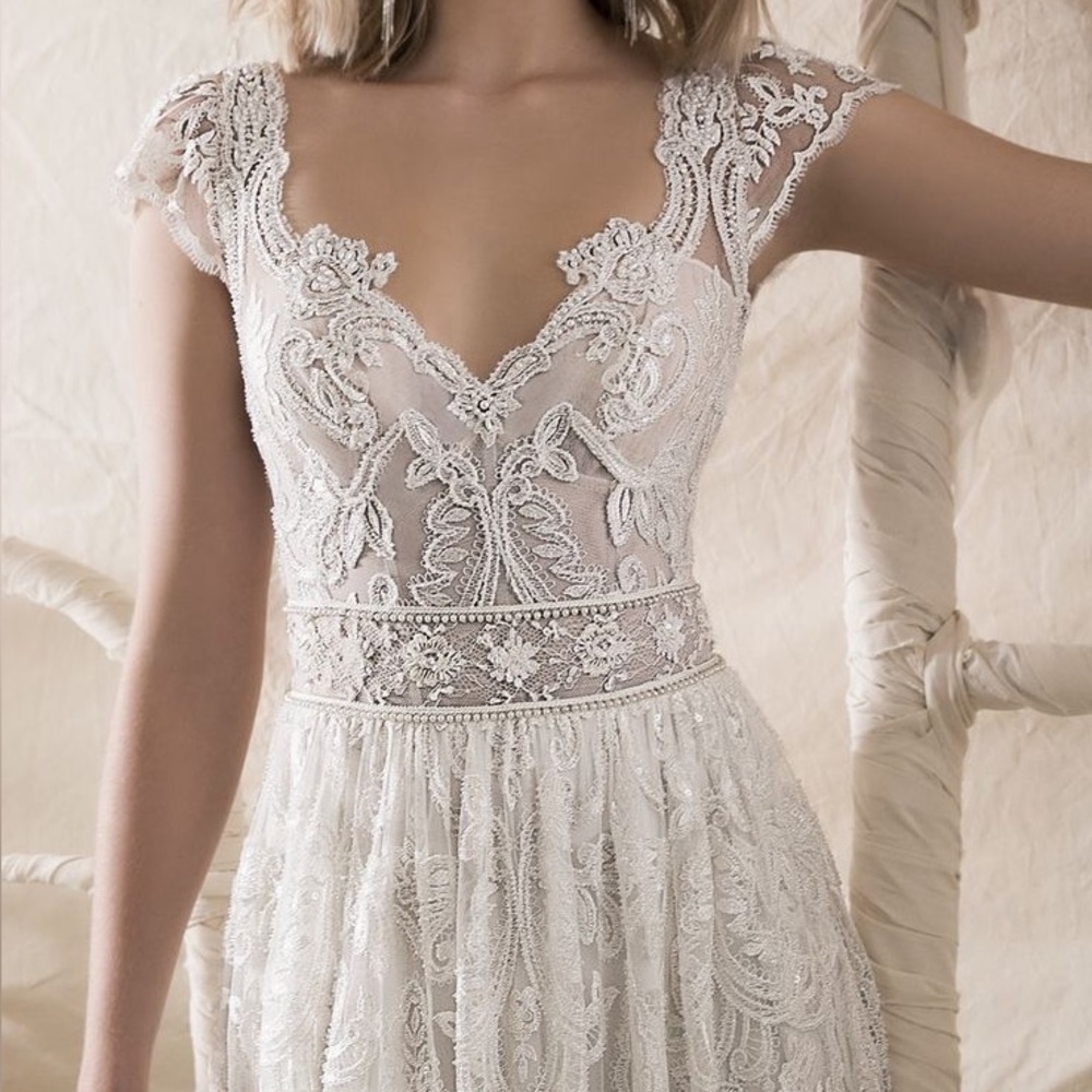 NWT Lihi Hod Sabine Wedding Dress in Ivory (2018) - Picture 2 of 12